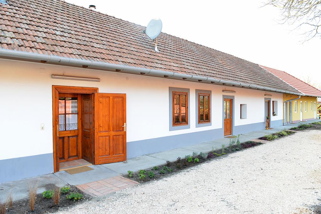 Rigofuetty Vendeghaz Hotel Tiszaalpar Exterior photo